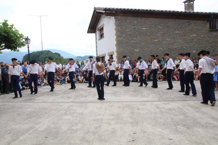 Jaietako egun handia ospatzen ari dira Asteasun 24 1467203516156