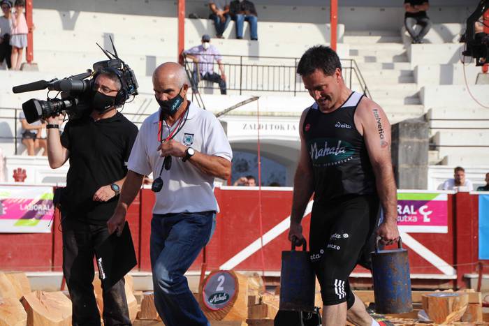 Izetatarrek jantzi dute txap 69 1624130535870