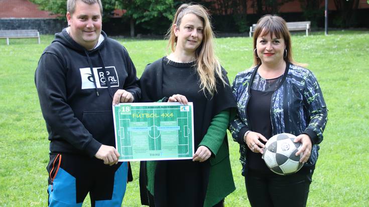 Berrehundik gora haur futbolean Larramendin