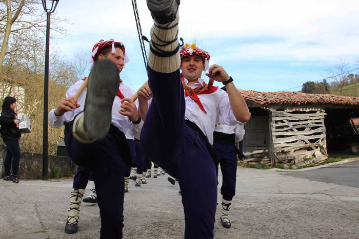 Ajerik gabe, makila eta lau  30 1551617909617