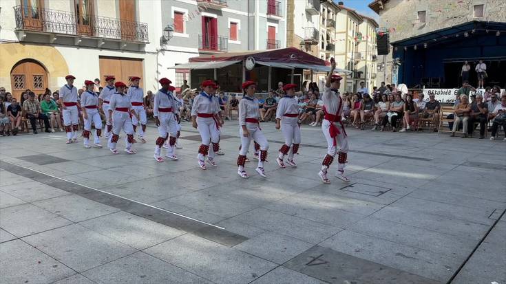 San Joan dantzak dantzatu dituzte gaztetxoek