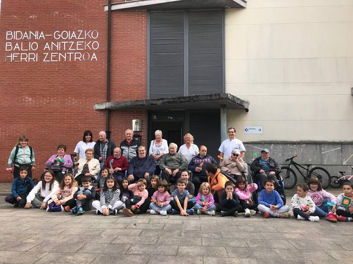 Gazte zein adineko, eskulanak denen artean