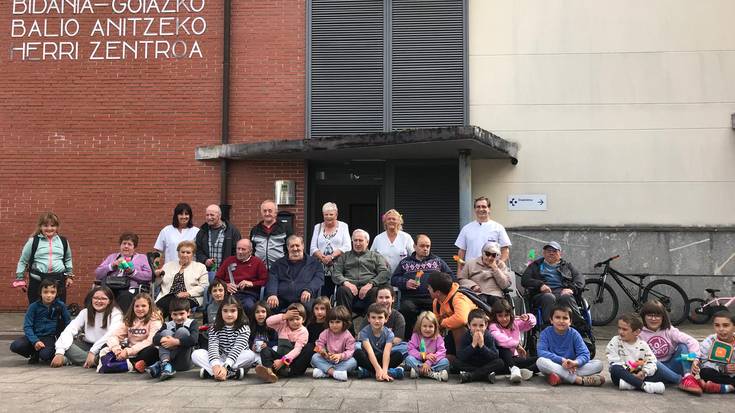 Gazte zein adineko, eskulanak denen artean