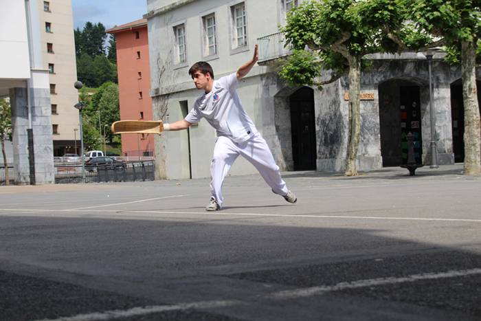 Behar Zana 70. urteurrena errebotea 45 1465127735083