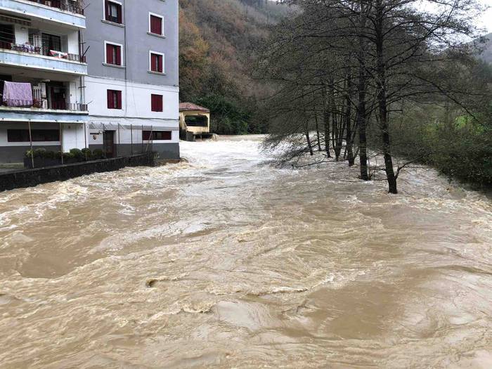 Urak eta lurrak gain hartu d 28 1639129526320