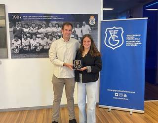 Aiara Agirrezabalak Gipuzkoako Futbol Federazioaren saria jaso du