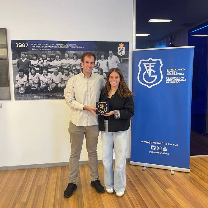 Aiara Agirrezabalak Gipuzkoako Futbol Federazioaren saria jaso du