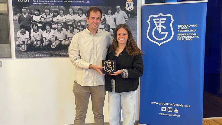 Aiara Agirrezabalak Gipuzkoako Futbol Federazioaren saria jaso du