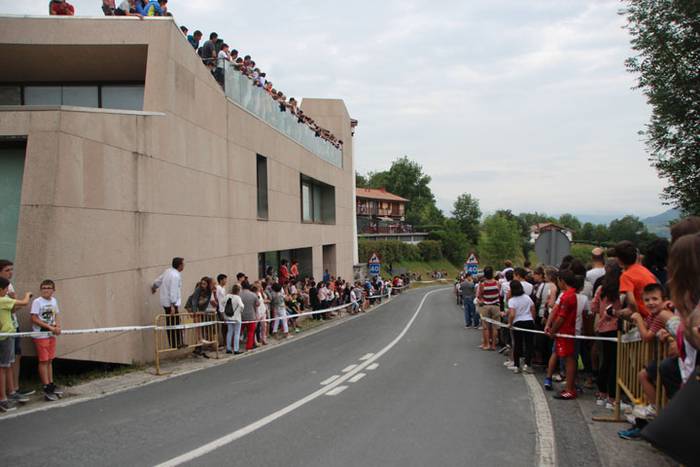 Zaldi gainean lasterka Abalt 11 1498413083919