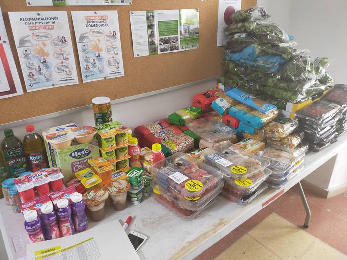 Udala egoera ekonomiko larria bizi duten herritarrei oinarrizko elikagaiak banatzen ari da