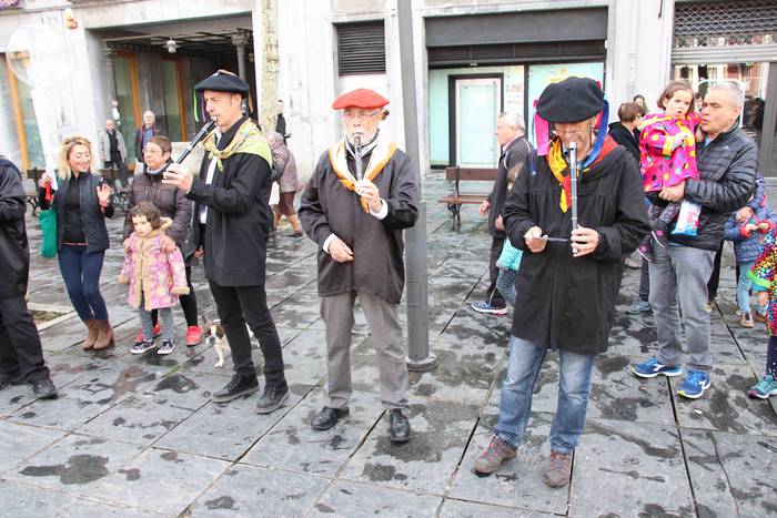 Ozen entzun dira txistularie 60 1551448976638