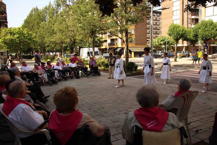 Helduenei dantza eginez hasi 4 1564057628821