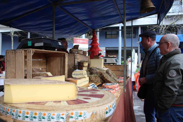 Gabonetako azokak jende asko 11 1576941748772