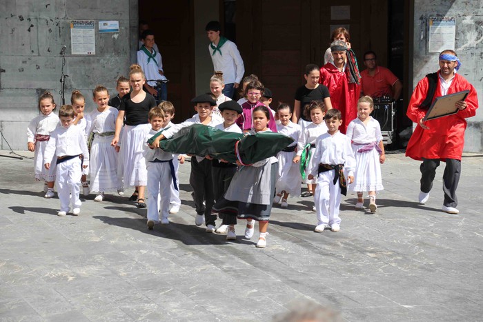 Emakumeak Adunako Axeri-dantzan, lehen aldiz - 36