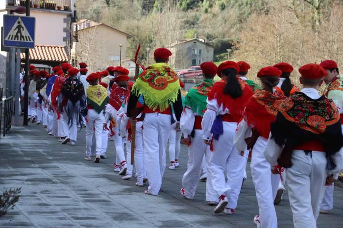 Dantzatzen duen herria 10 1581859429952