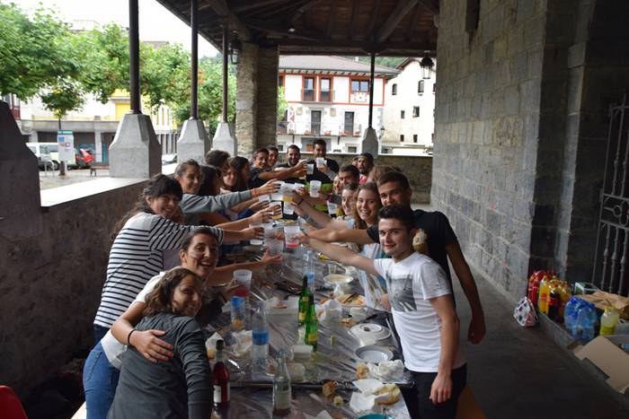 Irurako gazteak herriari bizia ematen 23 1469283834326