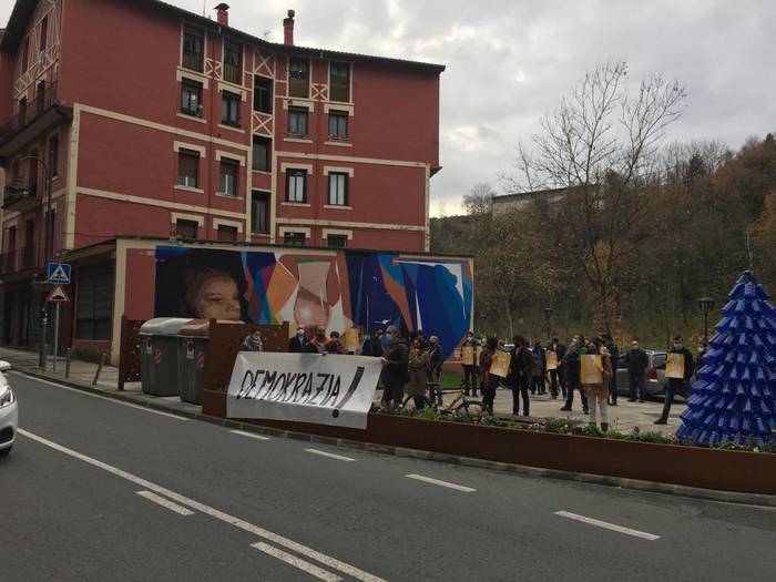 "Demokrazia" eskatuz eskuald 14 1608393019905