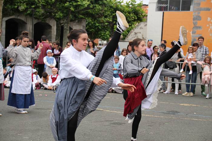 Dantzari txiki eguna Villabonan 12 1465749471582