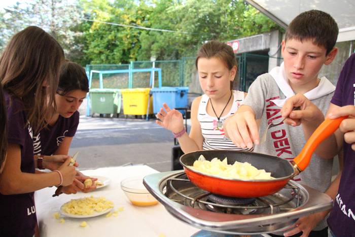 Haurrak beren dohaiak erakusten 9 1469532143025