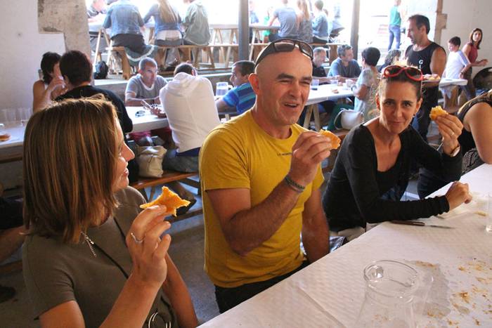 Helduak mahaiaren bueltan, e 4 1502640598394