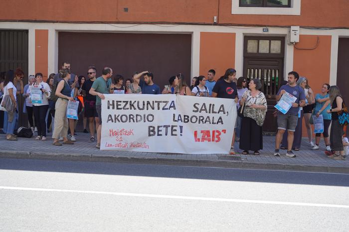 Hezkuntza Sailari hitza betetzeko eskatu diote