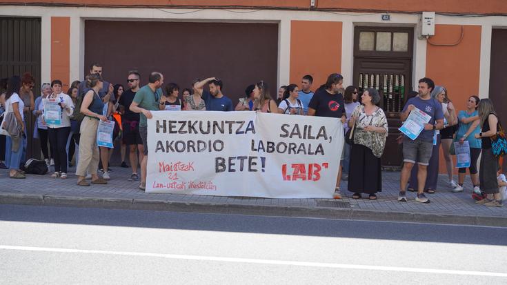 Hezkuntza Sailari hitza betetzeko eskatu diote