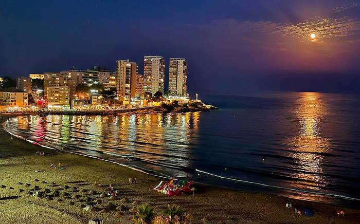 Mediterraneoko oporretan ilargia nagusi