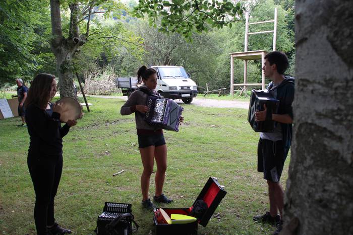 Mugak senidetzeei bide eman  13 1503145429288