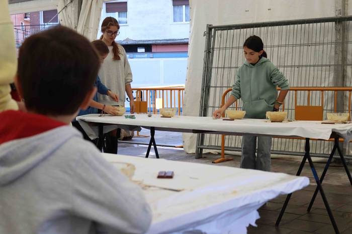 Eskuak zikinduz aritu dira s 13 1665306830812