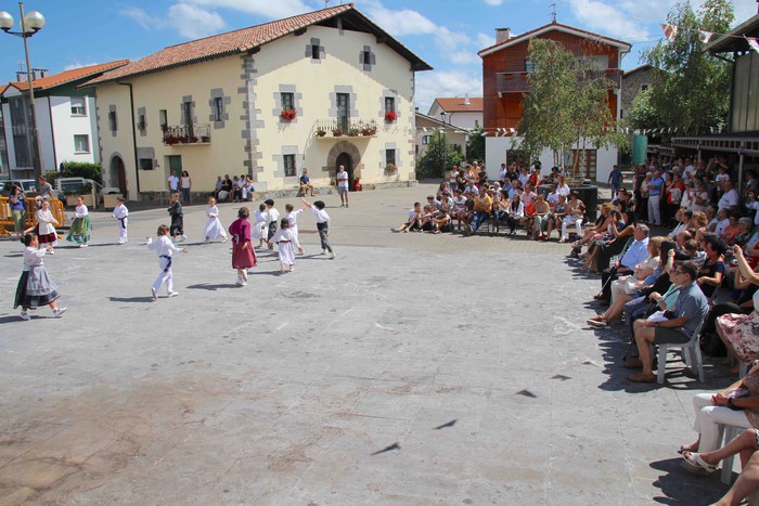 Emakumeak Adunako Axeri-dantzan, lehen aldiz - 23