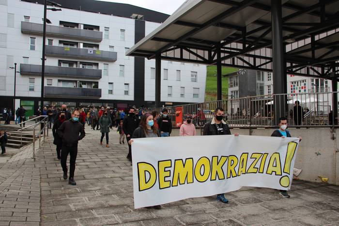 "Demokrazia" eskatuz eskuald 8 1608393009006