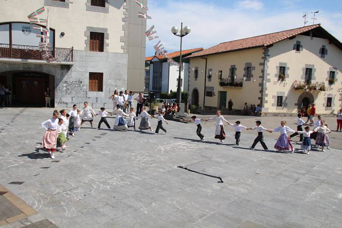 Axeriak dantzan Adunan 37 1471260906240