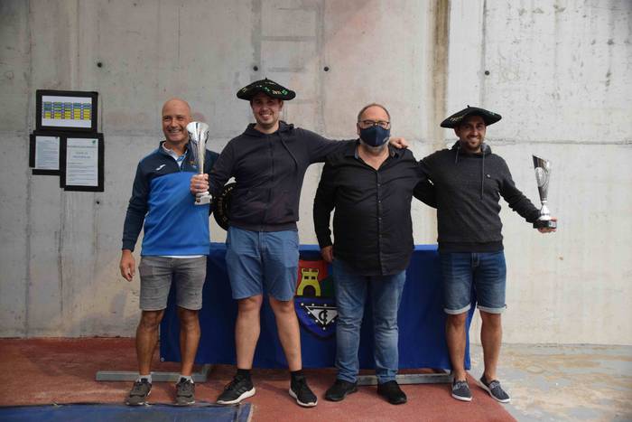 Txapelak jantzi dituzte 52.  32 1627714824285