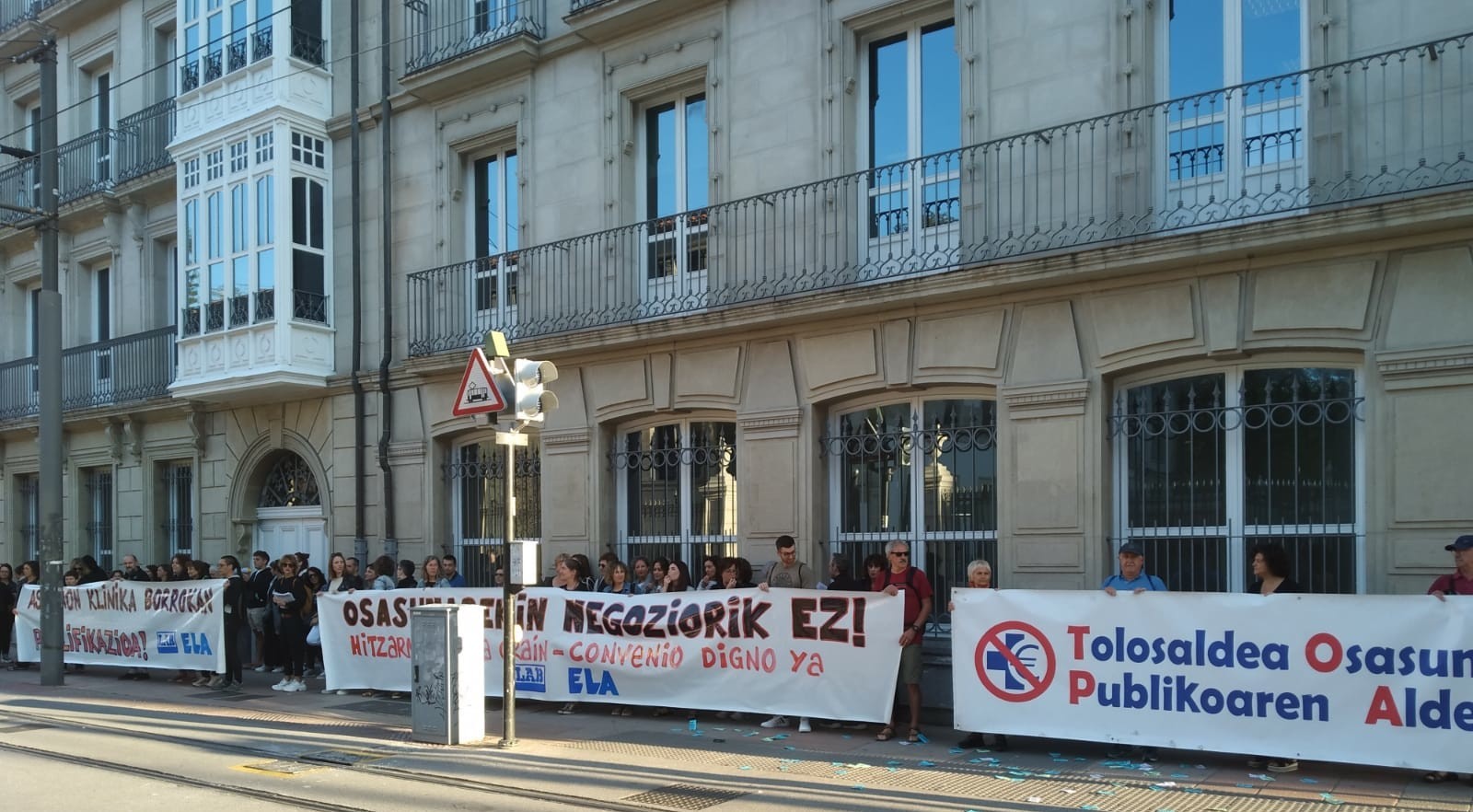 Gasteizko Legebiltzarraren aurrean mobilizatu dira Asuncion Klinikako langileak