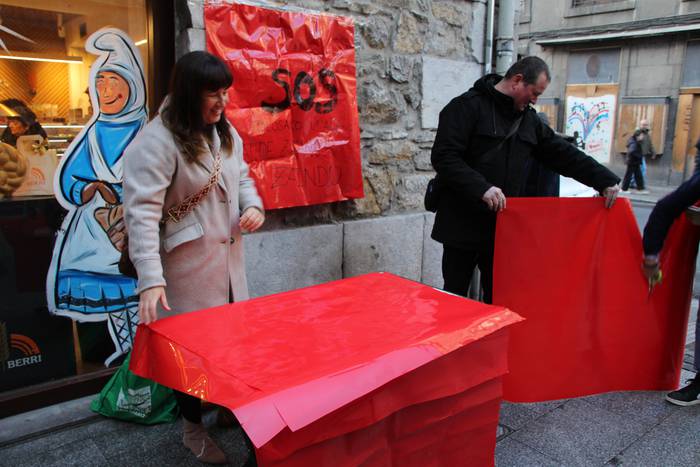 Plastiko gorriak banatu dituzte Alde Zaharreko bizilagunek