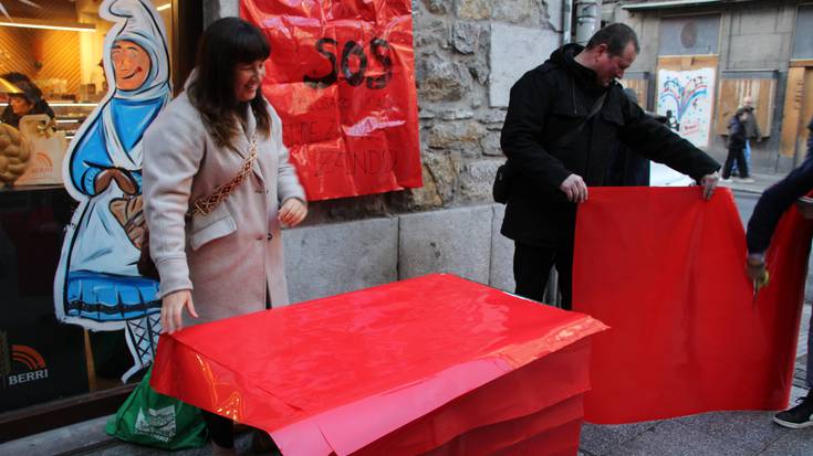 Plastiko gorriak banatu dituzte Alde Zaharreko bizilagunek