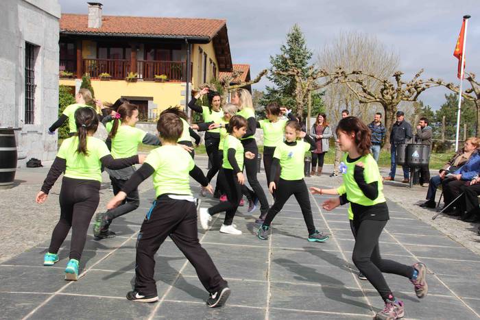 Emakumeek dantzan jarri dute 46 1552145626950