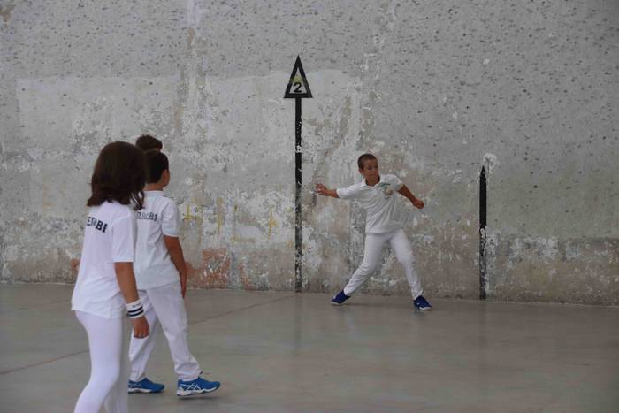 Zuriz jantzi zen Berrobiko f 18 1567409257322