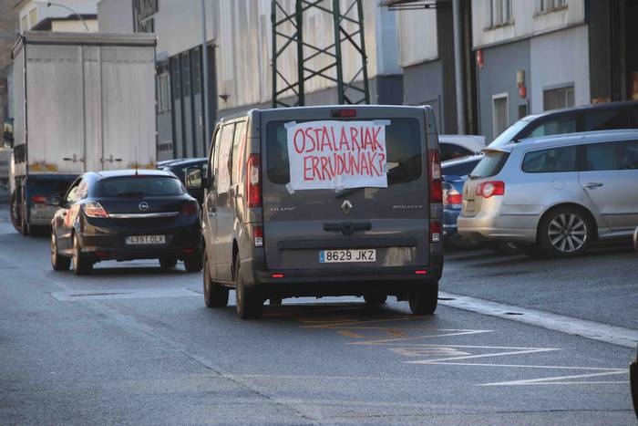 Auto-karabana egin dute osta 25 1610796599094