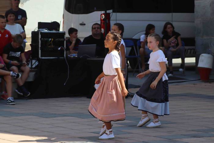 Dantzan igaro dute goiza Liz 35 1630841481280