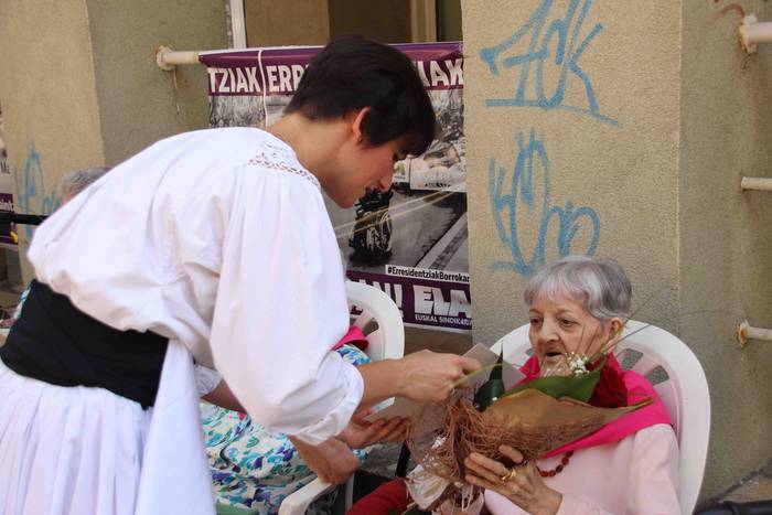 Helduenei dantza eginez hasi 23 1564057643396