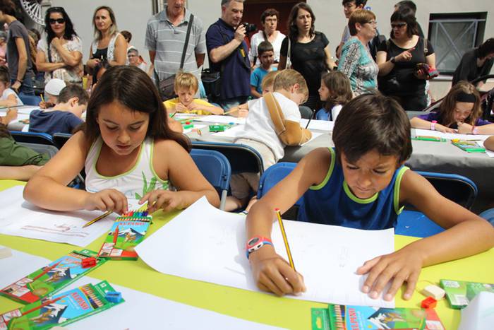 Haurrak beren dohaiak erakusten 19 1469532261298