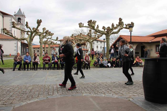 Emakumeek dantzan jarri dute 40 1552145624099