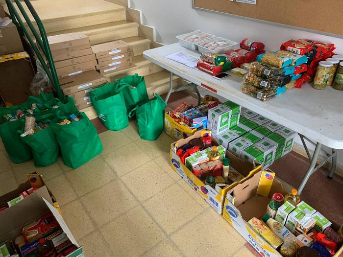 Udala egoera ekonomiko larria bizi duten herritarrei oinarrizko elikagaiak banatzen ari da