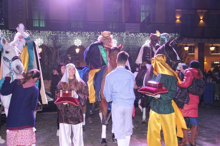 Errege magoen desfilea tolos 84 1546717667554