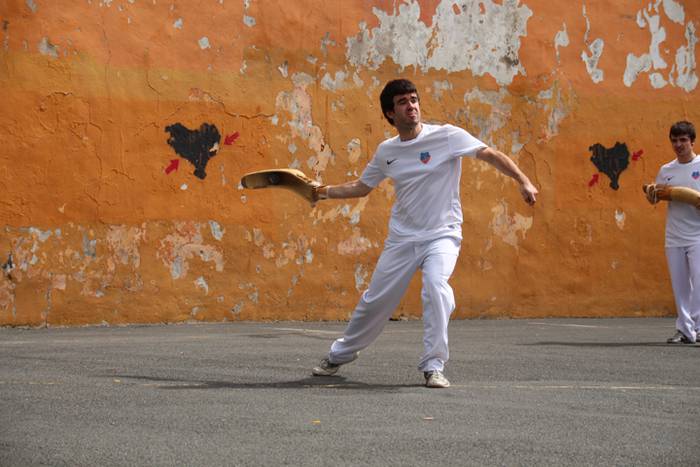 Behar Zana 70. urteurrena errebotea 17 1465127725435