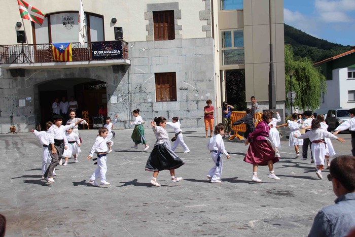 Emakumeak Adunako Axeri-dantzan, lehen aldiz - 10