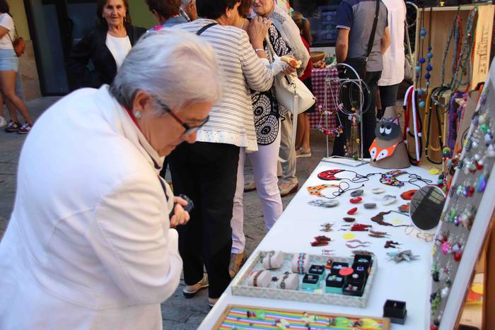 Argazki kamerak eskuan hartu 30 1569759123321