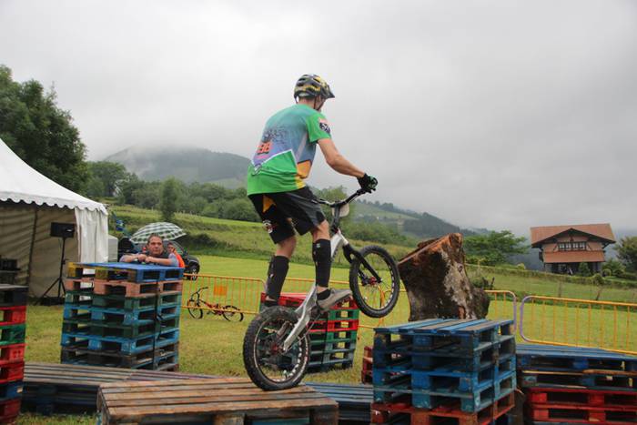 Erakustaldi batekin hasi dir 33 1496515126087