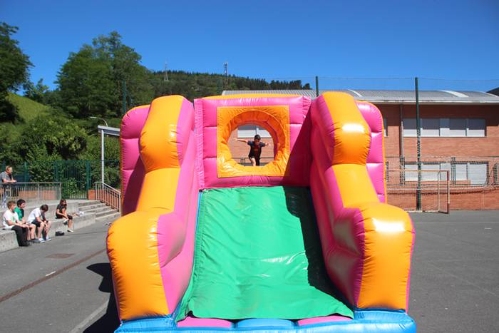 Haurrak jolasean, helduak jan eta edanean 8 1468671843586